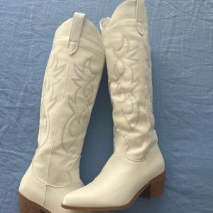 White Princess Polly tall high boots W7.5